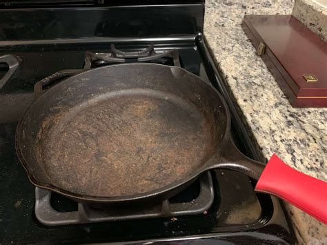 How to Season a Cast Iron Skillet with the Best Oil (Flaxseed) - 2020 Tips