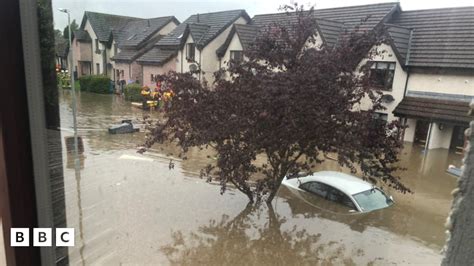 UK flooding: Emergency crews rescue people from their homes - BBC Newsround