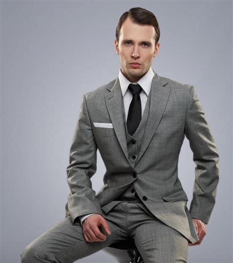 What is a Business Suit? (with pictures)