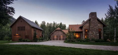 Woodland Cabin Enriches The Surroundings With Its Rustic Design