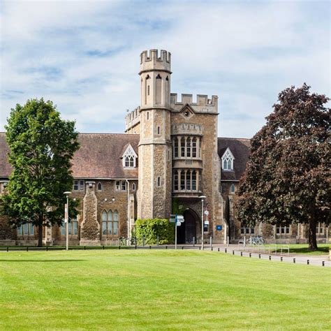 University of Gloucestershire Ranking, fee and Top Courses