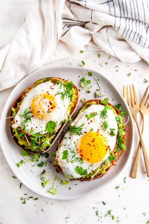 Avocado Egg Breakfast Toast - 10 minute balanced, vegetarian breakfast with a perfect, sunny ...