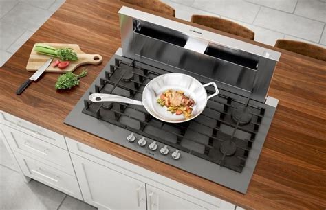 Bosch - 36 inch wide Gas Cooktop in Silver - NGMP677UC