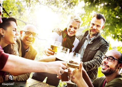 Friends having beers | premium image by rawpixel.com | Tomando cerveza, Foto, Fotos amigas