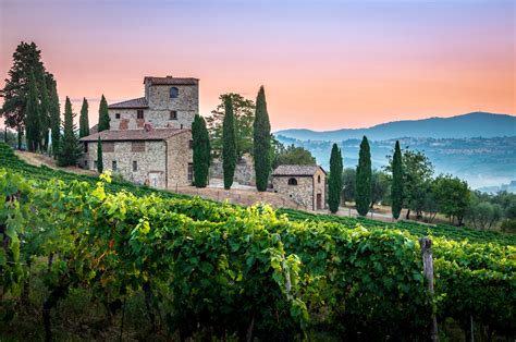 Hommage à Bernard Pivot : sa maison dans le Beaujolais où il a passé ...