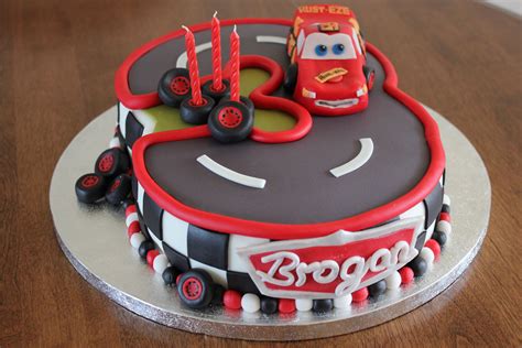 Disney cars cake — Children's Birthday Cakes | Gâteau d'anniversaire disney, Gateau anniversaire ...