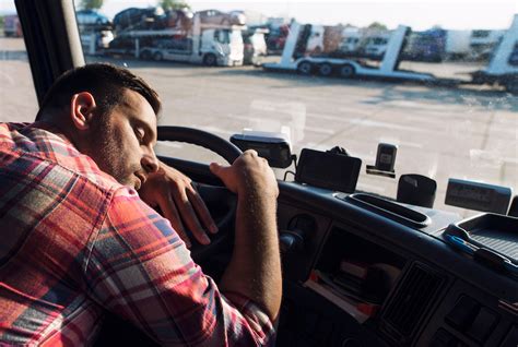 Truck Driver Fatigue: The Dangers of Drowsy Truckers | Rainwater, Holt & Sexton