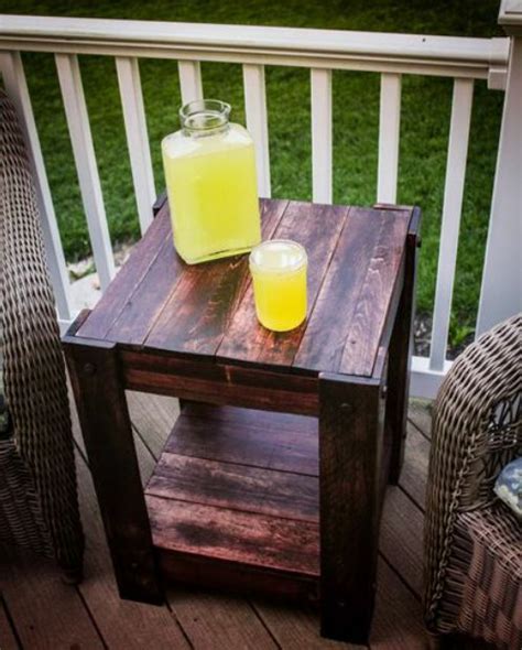 DIY Wood Pallet End Table