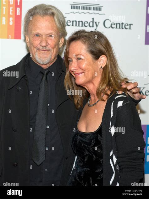 Kris Kristofferson and his wife, Lisa, arrive for the formal Artist's ...