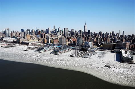 Hudson River is frozen as photos show New York in deep freeze - in ...