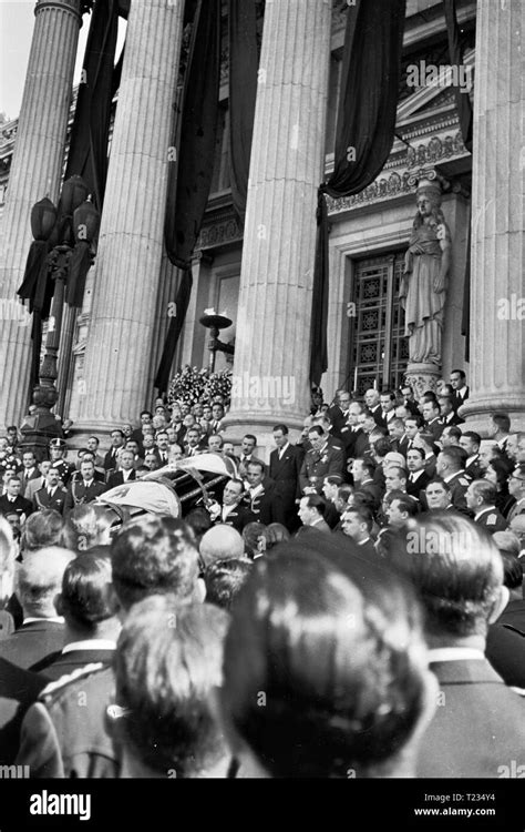 Eva peron funeral hi-res stock photography and images - Alamy