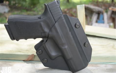 The Best OWB Holster for Glock 19 Pistols (Leather & Kydex)
