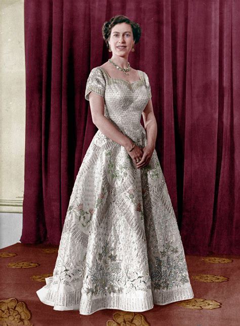 Pin by Jo Cos on Gowns | Queen dress, Young queen elizabeth, Queen fashion