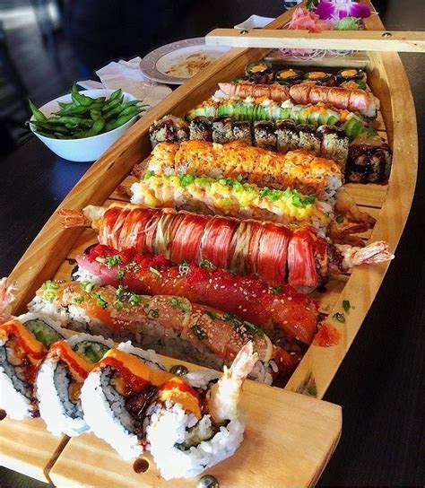 Sushi Boat [700x861] : r/FoodPorn