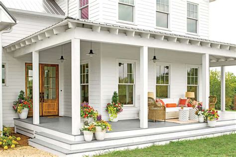 High Front Porch Ideas : Update the look each season by changing out a ...