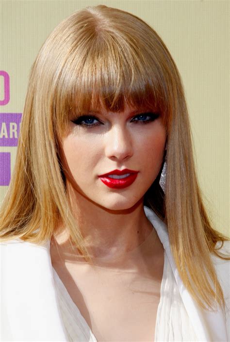 Taylor Swift in Red Lipstick: How to Get Taylor's Red Lipstick Look