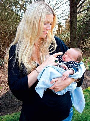 Here's Mommy! | Celebrity moms, Celebrity babies, Gwyneth paltrow