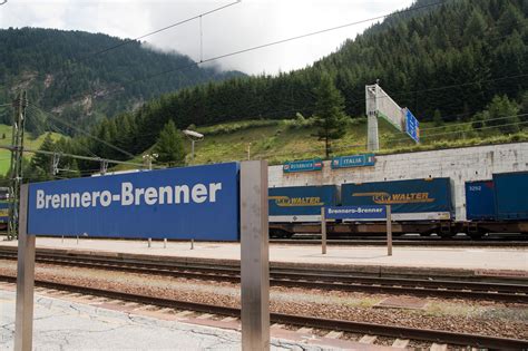 Italy imposes Austria border controls 'for next few days'