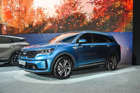 Chi tiết Kia Sorento Hybrid tại Việt Nam: Có cổng sạc ngoài, đi trước Santa Fe một bước