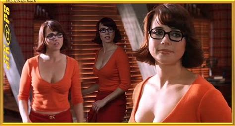 Linda Cardellini Photo: Linda Cardellini as Velma Dinkley | Velma costume, Velma, Velma ...