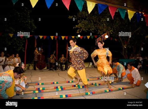 🎉 Tinikling dance history. ANGUISH TO ART: Tinikling, the Philippine National Dance. 2019-03-03