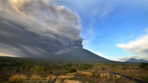 Bali's Mount Agung Eruption Prompts Mass Evacuation, Closes Airport ...