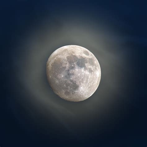 Freezing Moon glow tonight : r/Astronomy