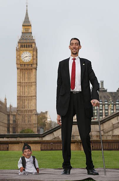 World's Tallest And Shortest Men Meet For Guinness World Records Day Photos and Images | Getty ...