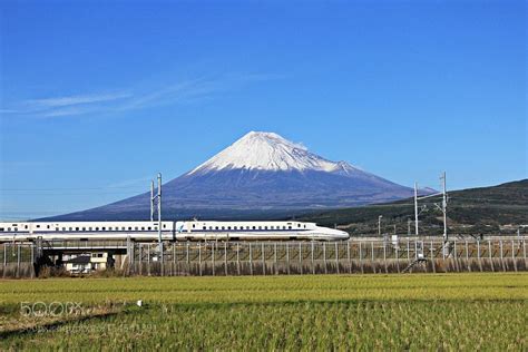 Shinkansen bullet train pass below Mt.Fuji. by tomchiangmai | 富士山, 山, 東海道