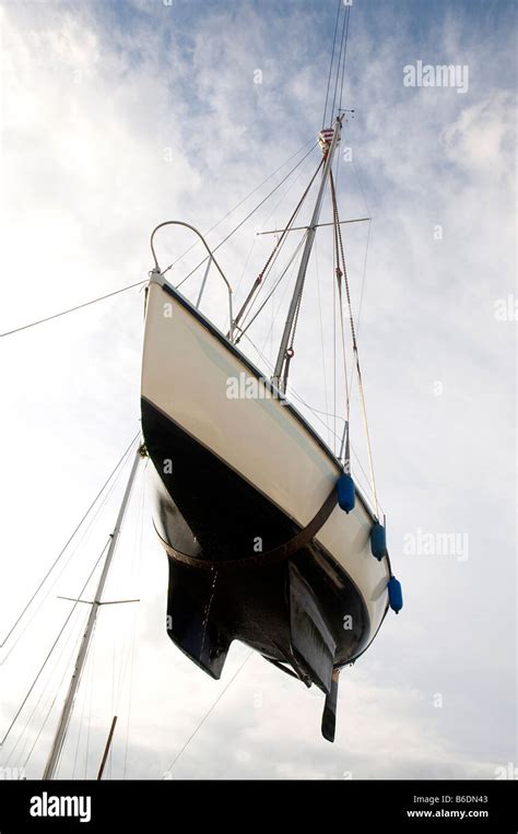 Lifting boats out of the water for the winter at ashlett sailing club Stock Photo - Alamy