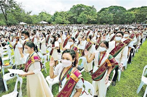 UP holds in-person graduation rites | Philstar.com