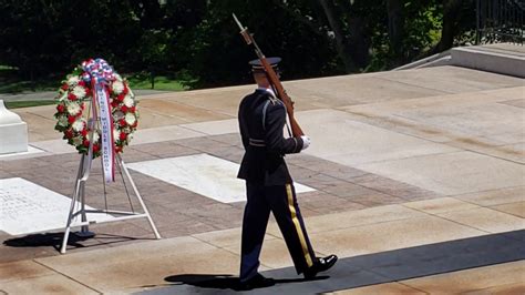 Changing of Guards at the Tomb of the Unknown Soldier - full ceremony - YouTube