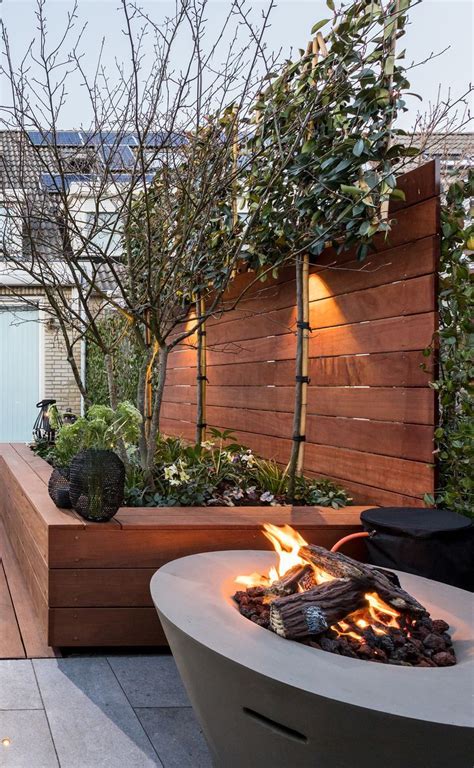 Wooden planter/raised garden bed, topiary hornbeams and a very cool concrete firepit. | Holzbeet ...