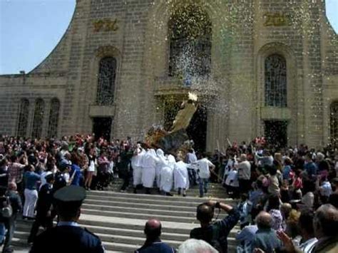 Irxoxt - Traditional run with the Risen Christ Statue - St. Sebastian Church, Qormi, Malta - YouTube