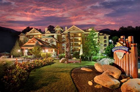 BEARSKIN LODGE ON THE RIVER HOTEL - Updated 2024 (Gatlinburg, TN)