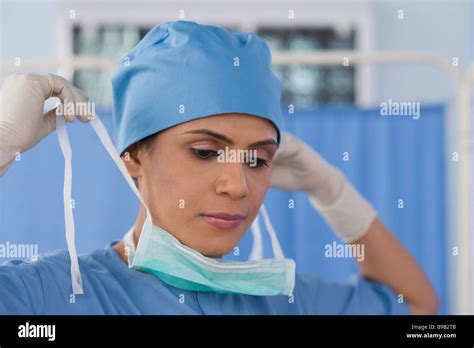 Female surgeon wearing a surgical mask Stock Photo - Alamy