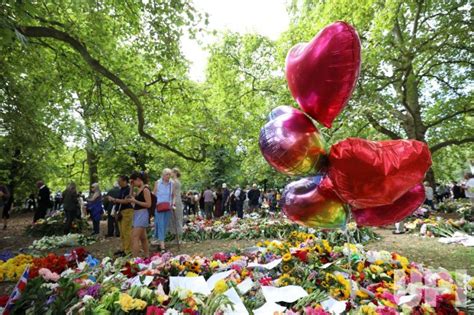 Photo: Members of the public lay flowers in remembrance for Her Majesty ...