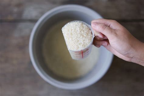 How To Cook Rice in a Rice Cooker - Hungry Huy