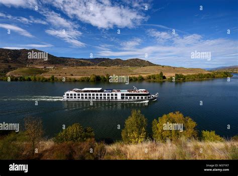 Douro river cruise hi-res stock photography and images - Alamy