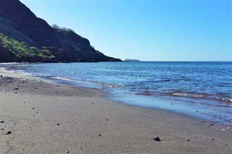 Oneuli Beach (quiet + views!) 🌴 a kind of black sand beach in South Maui 🌴 Hawaii travel blog ...