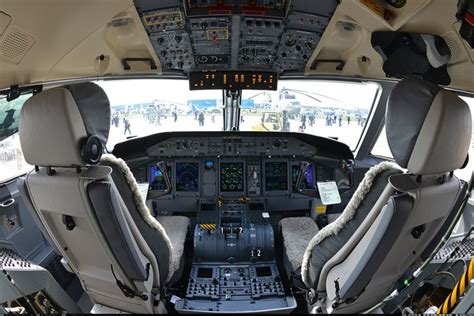 "Q400 cockpit" | Photo Album by AERONEUF | Airliners.net