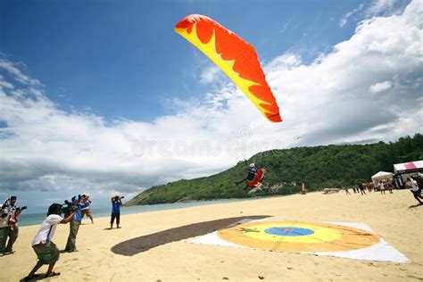 Paragliding editorial photography. Image of high, colors - 22331007