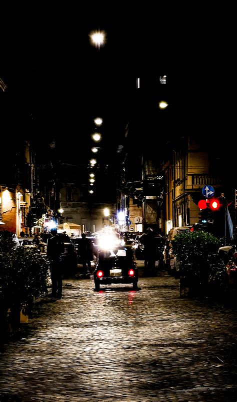 Night shot in the streets of Rome [1863x3165] : r/Amoledbackgrounds