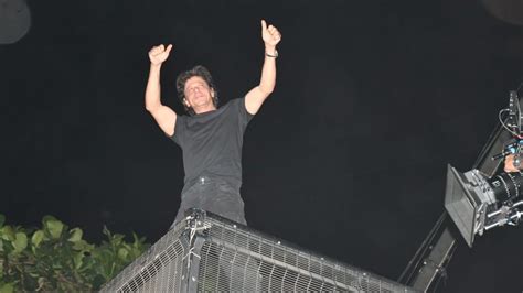 Shah Rukh Khan Greets Fans Standing Outside Mannat On His 57th Birthday ...