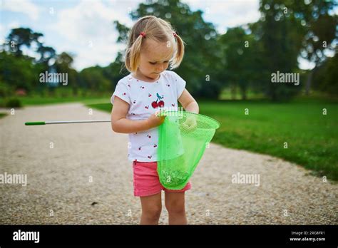 Scoop net hi-res stock photography and images - Alamy