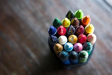 Stack of colorful wax crayons - Creative Commons Bilder