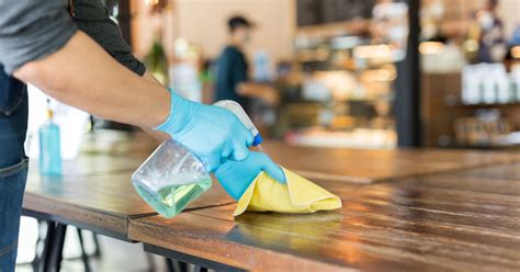 Bleach vs. vinegar: Which is best for cleaning tools? | ToughJobs