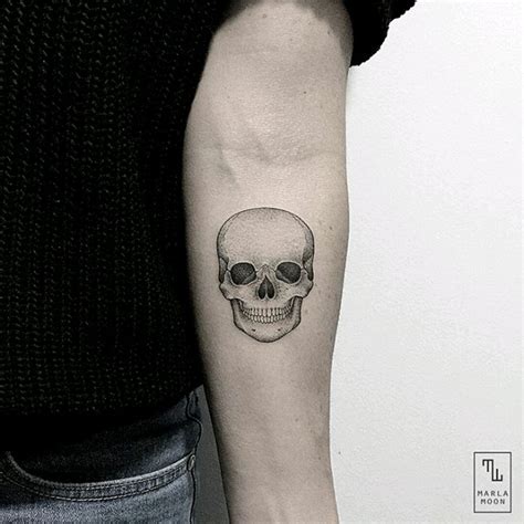 Pin de Joe Williams em Tattoo | Tatuagem pequena de caveira, Tatuagem ...