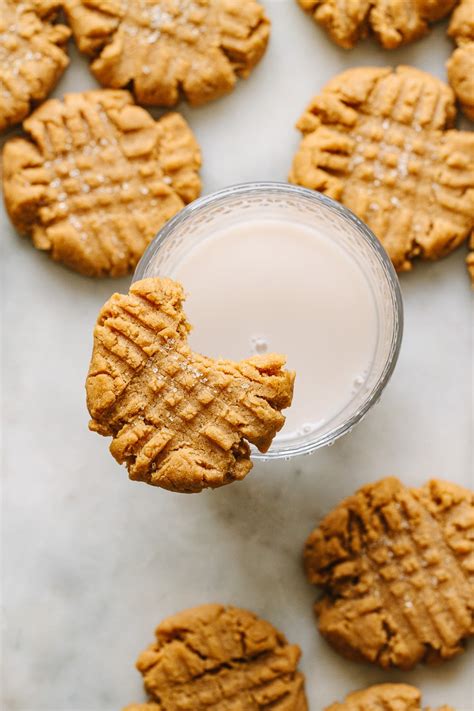 1 Bowl Vegan Peanut Butter Cookies - The Simple Veganista