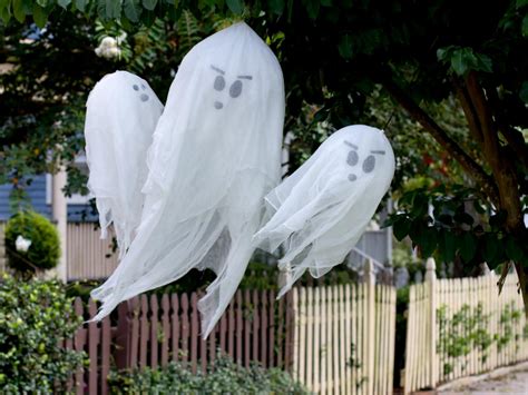 How to Make Hanging Halloween Ghosts | how-tos | DIY